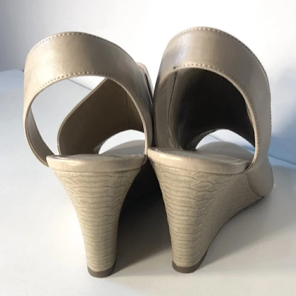 Bandolino SZ 8.5 Neutral taupe wedge slide with back strap comfortable